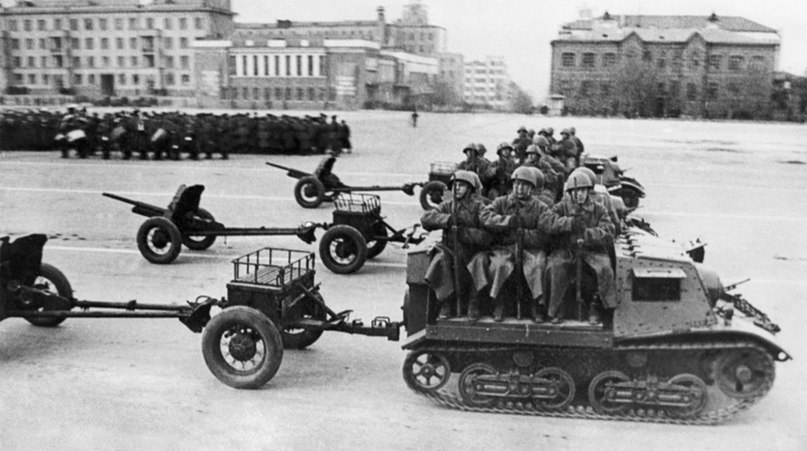 Арттягач «Комсомолец» на параде тянет 45-мм противотанковую пушку с передком, СССР